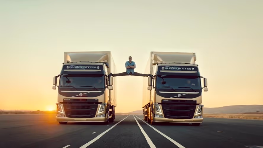 Volvo 'The Epic Split' - Um die Stabilität und Präzision ihrer Lenkung zu demonstrieren, zeigte Volvo Jean-Claude Van Damme, wie er einen Spagat zwischen zwei fahrenden LKWs macht. Dieser Stunt wurde viral und ist bis heute ein Klassiker.