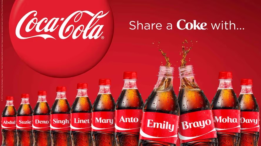 Coca-Cola 'Share a Coke' - Durch das Ersetzen des Logos auf den Flaschen durch beliebte Vornamen personalisierte Coca-Cola sein Produkt und schuf eine einzigartige Verbindung zu den Verbrauchern.