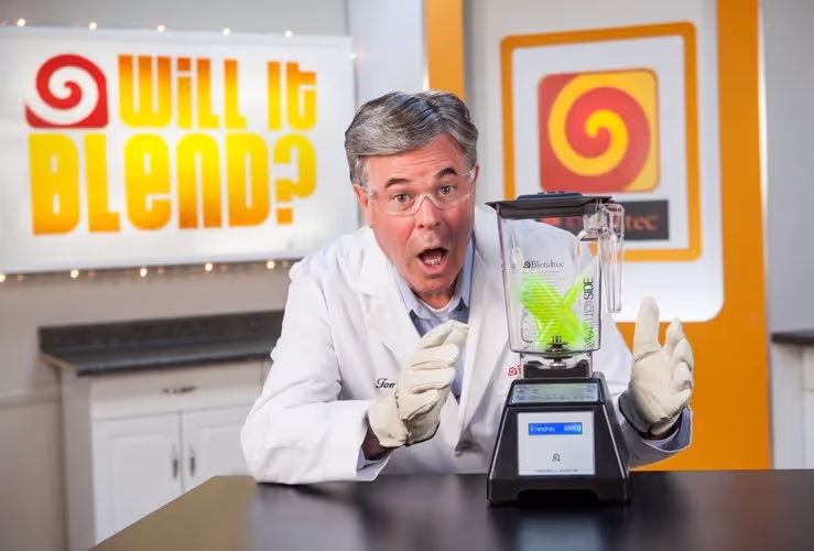 Blendtec 'Will It Blend?' - Diese virale Videoreihe zeigte, wie ein Blendtec-Mixer scheinbar unmögliche Gegenstände wie iPhones, Golfbälle und sogar einen iPad zerkleinert. Die humorvolle und überraschende Präsentation der Produktstärke machte Blendtec zu einem Internetphänomen und steigerte den Umsatz erheblich.